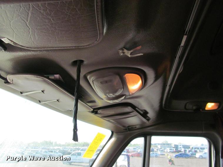 image for item J2611 2007 Peterbilt 387 semi truck