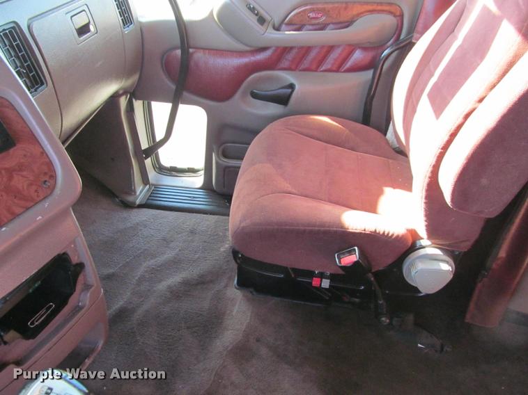 image for item J2611 2007 Peterbilt 387 semi truck