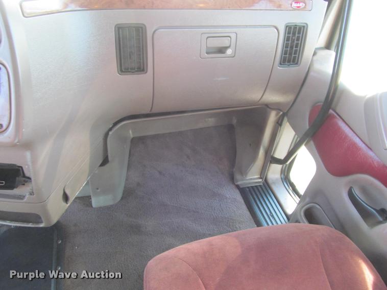 image for item J2611 2007 Peterbilt 387 semi truck