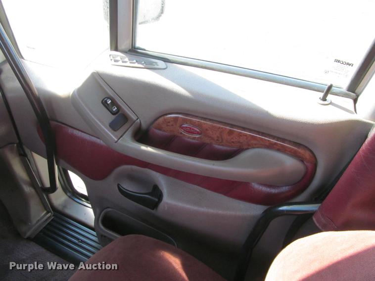 image for item J2611 2007 Peterbilt 387 semi truck