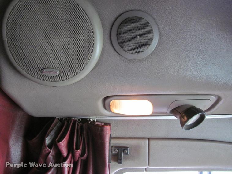 image for item J2611 2007 Peterbilt 387 semi truck