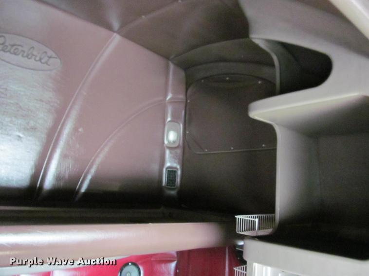 image for item J2611 2007 Peterbilt 387 semi truck