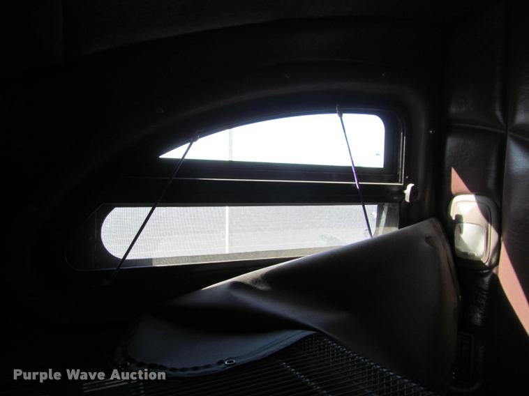 image for item J2611 2007 Peterbilt 387 semi truck