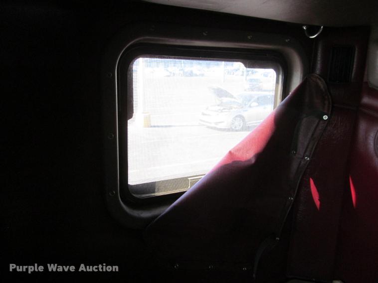 image for item J2611 2007 Peterbilt 387 semi truck