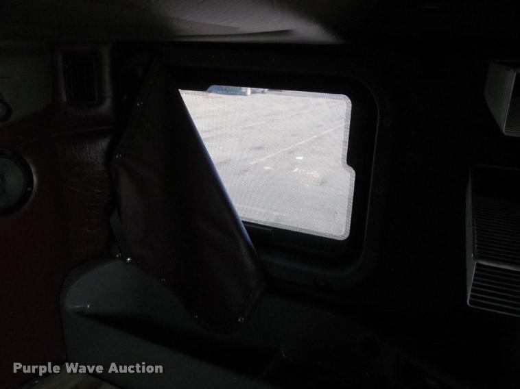 image for item J2611 2007 Peterbilt 387 semi truck