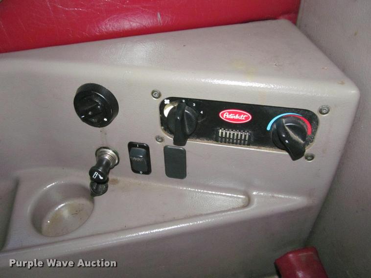 image for item J2611 2007 Peterbilt 387 semi truck