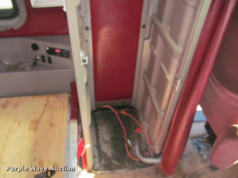 image for item J2611 2007 Peterbilt 387 semi truck