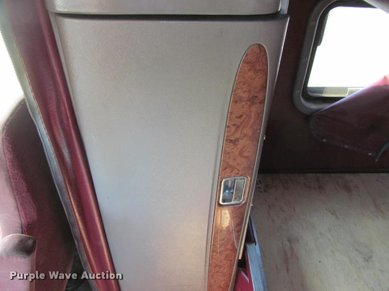 image for item J2611 2007 Peterbilt 387 semi truck