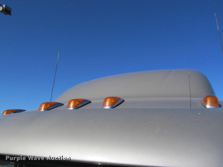 image for item J2611 2007 Peterbilt 387 semi truck