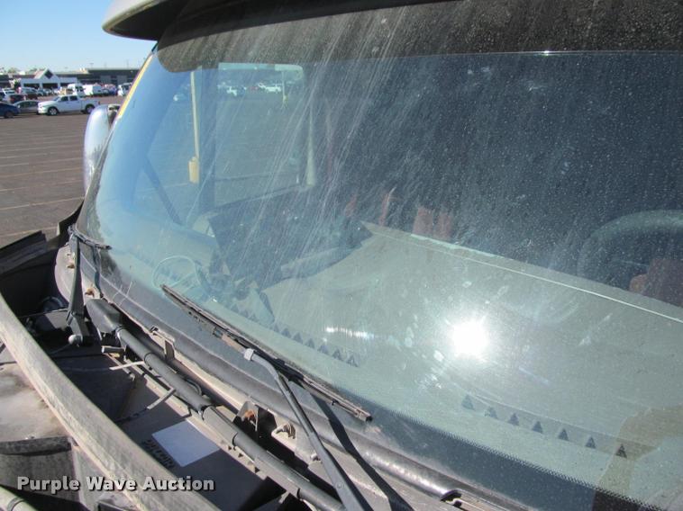 image for item J2611 2007 Peterbilt 387 semi truck