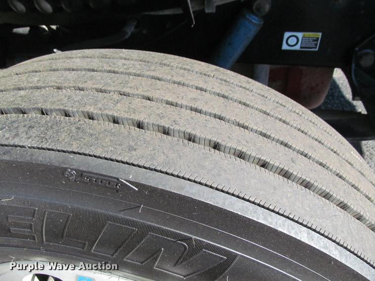 image for item J2611 2007 Peterbilt 387 semi truck