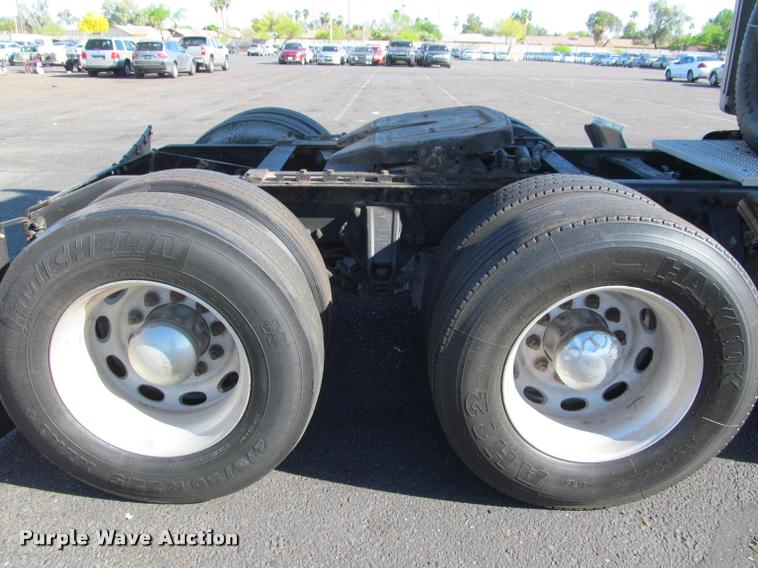 image for item J2611 2007 Peterbilt 387 semi truck