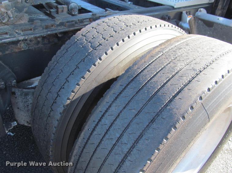 image for item J2611 2007 Peterbilt 387 semi truck