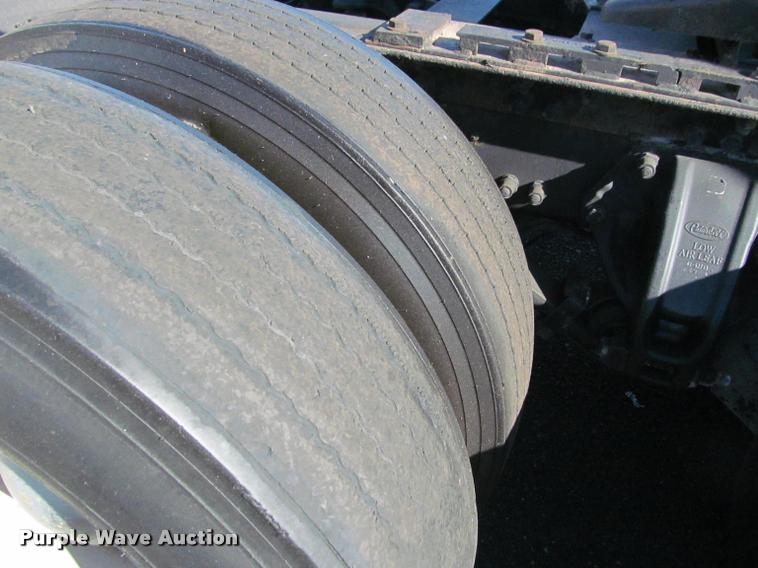 image for item J2611 2007 Peterbilt 387 semi truck