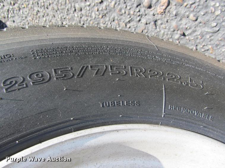 image for item J2611 2007 Peterbilt 387 semi truck