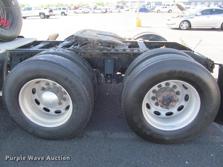 image for item J2611 2007 Peterbilt 387 semi truck