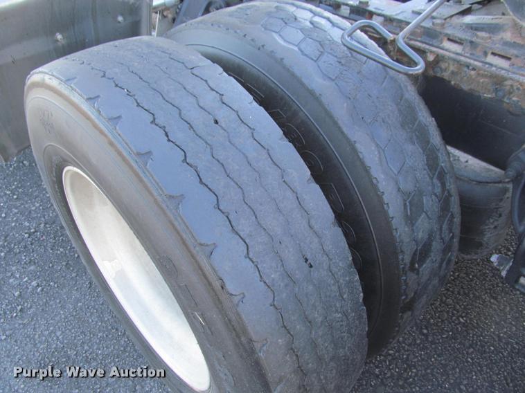 image for item J2611 2007 Peterbilt 387 semi truck