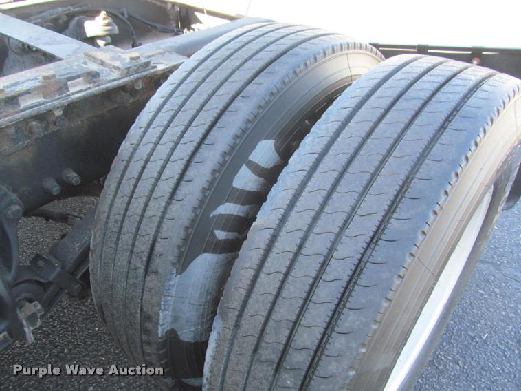 image for item J2611 2007 Peterbilt 387 semi truck