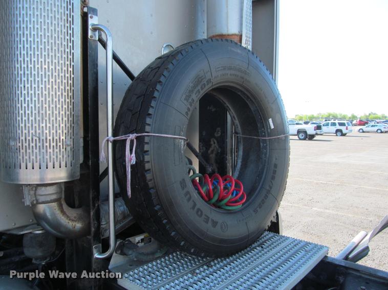 image for item J2611 2007 Peterbilt 387 semi truck