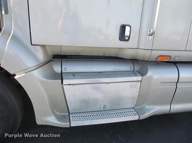 image for item J2611 2007 Peterbilt 387 semi truck