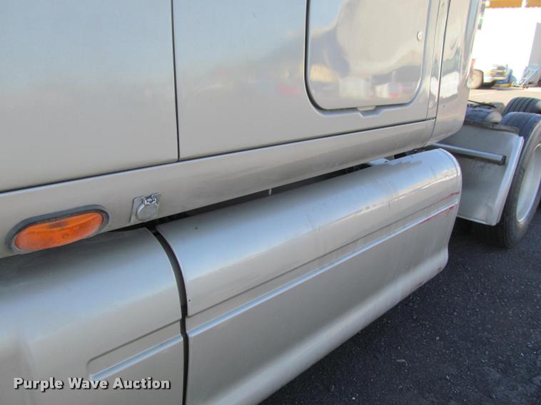 image for item J2611 2007 Peterbilt 387 semi truck