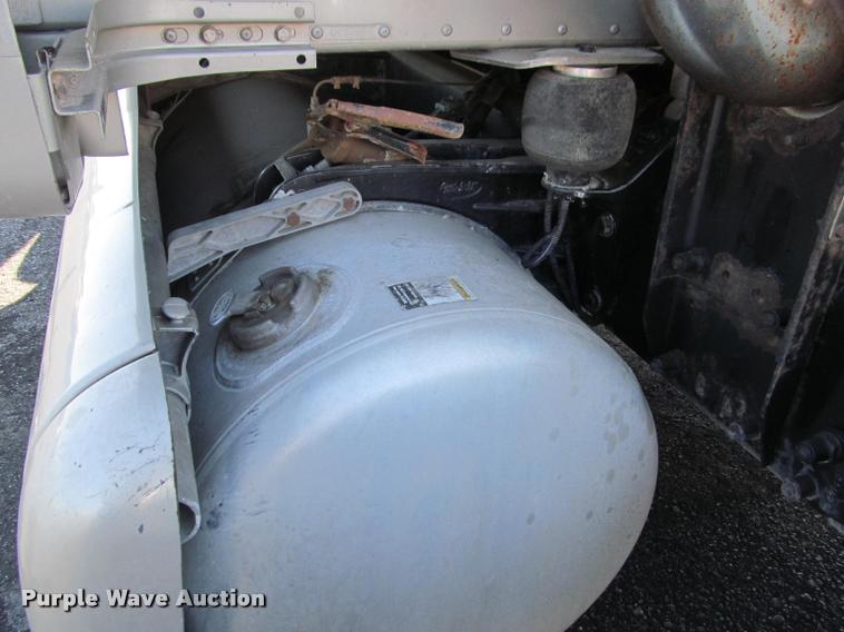 image for item J2611 2007 Peterbilt 387 semi truck