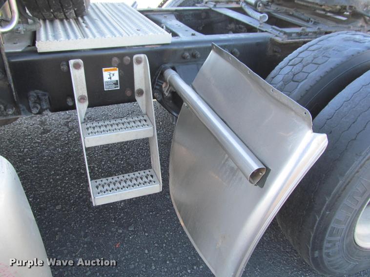 image for item J2611 2007 Peterbilt 387 semi truck