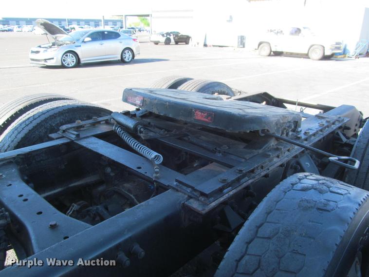 image for item J2611 2007 Peterbilt 387 semi truck