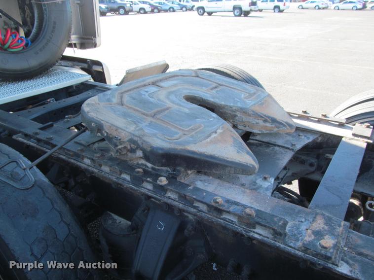 image for item J2611 2007 Peterbilt 387 semi truck