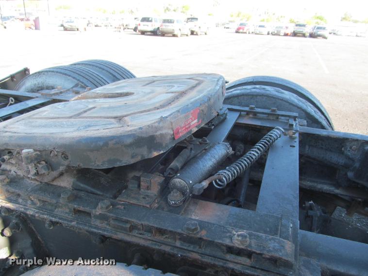 image for item J2611 2007 Peterbilt 387 semi truck