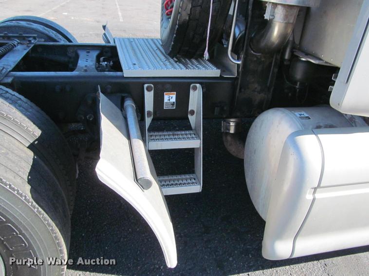 image for item J2611 2007 Peterbilt 387 semi truck