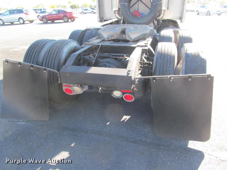 image for item J2611 2007 Peterbilt 387 semi truck