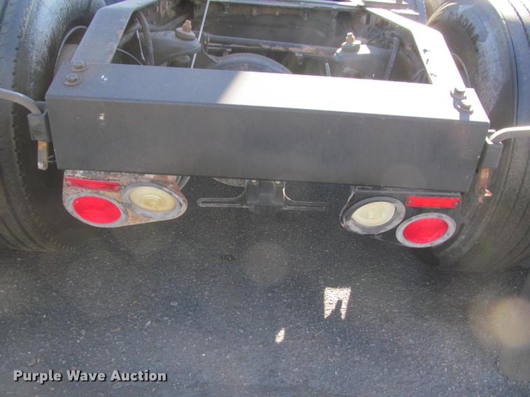 image for item J2611 2007 Peterbilt 387 semi truck