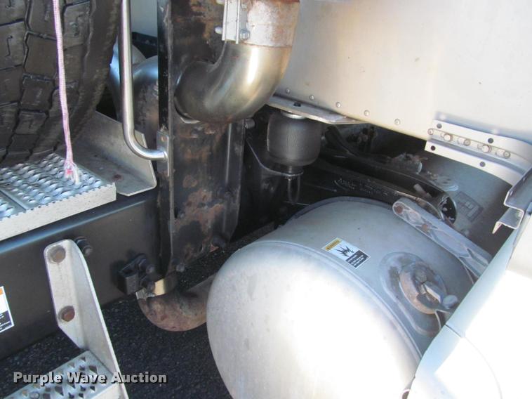 image for item J2611 2007 Peterbilt 387 semi truck