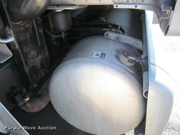 image for item J2611 2007 Peterbilt 387 semi truck