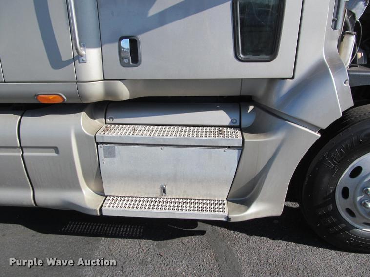 image for item J2611 2007 Peterbilt 387 semi truck