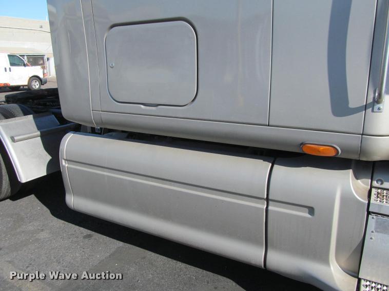 image for item J2611 2007 Peterbilt 387 semi truck