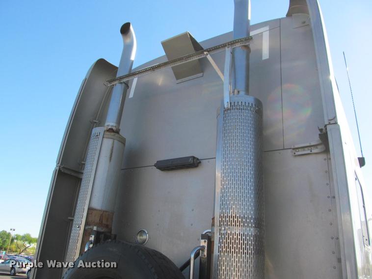 image for item J2611 2007 Peterbilt 387 semi truck