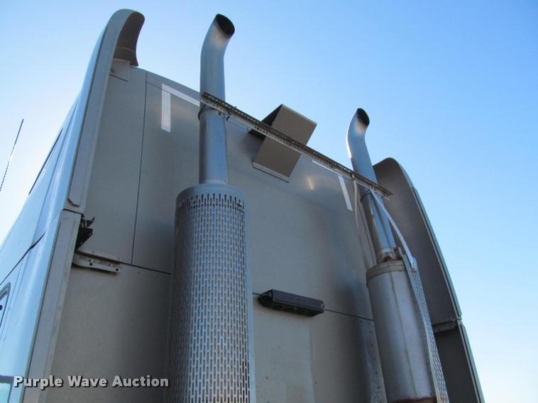 image for item J2611 2007 Peterbilt 387 semi truck