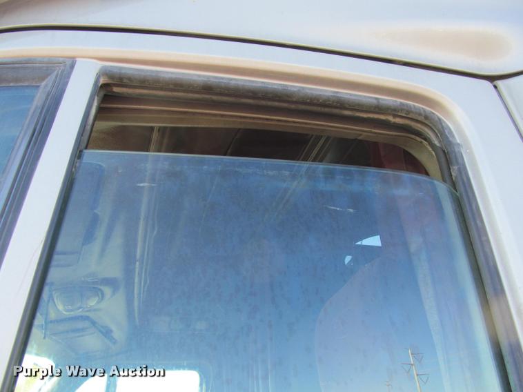 image for item J2611 2007 Peterbilt 387 semi truck