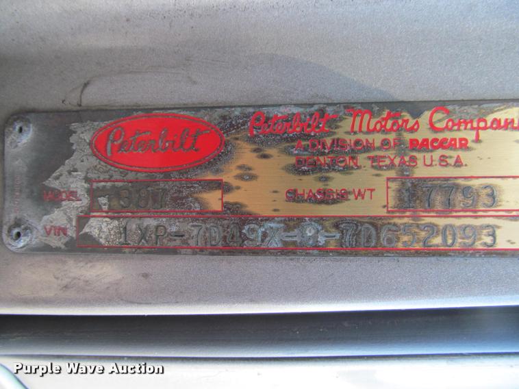 image for item J2611 2007 Peterbilt 387 semi truck