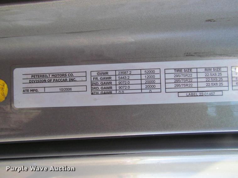 image for item J2611 2007 Peterbilt 387 semi truck