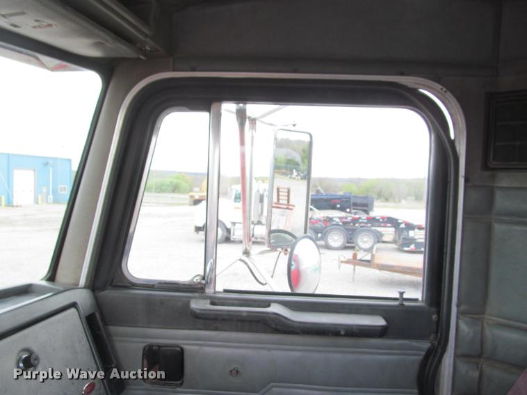 image for item K4948 1988 Peterbilt 377 semi truck