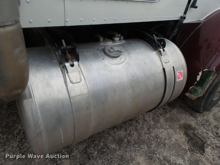 image for item L1537 1996 Peterbilt 378 semi truck