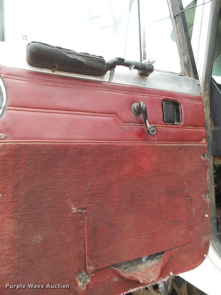 image for item L1537 1996 Peterbilt 378 semi truck