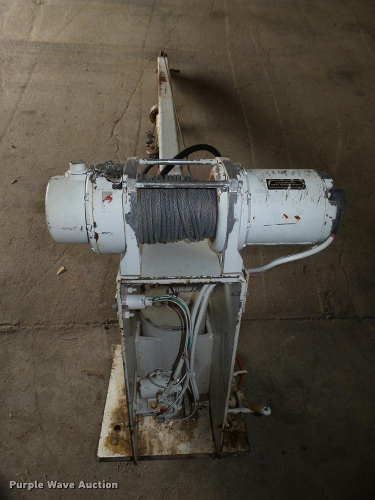 image for item AU9581 Lift Moore 2700 truck crane