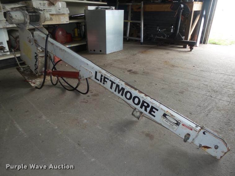 image for item AU9581 Lift Moore 2700 truck crane