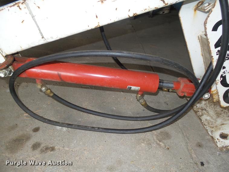 image for item AU9581 Lift Moore 2700 truck crane