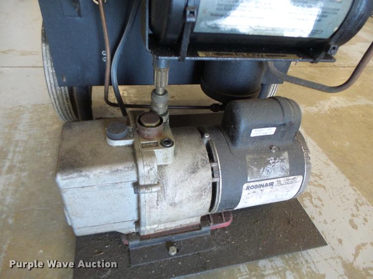 image for item AW9538 Robinair R134A refrigerant recycler