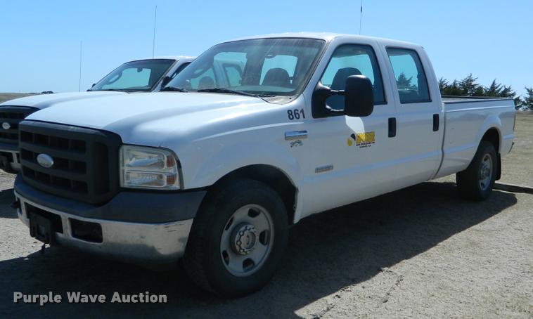 image for item BQ9753 2005 Ford F350 Super Duty Crew Cab pickup truck
